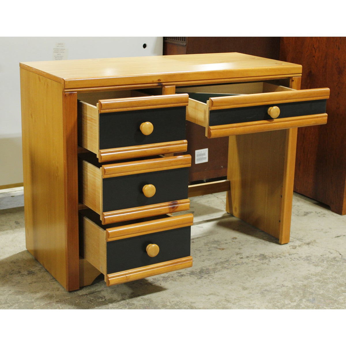 Single Pedestal Desk w/Interchangable Drawer Fronts