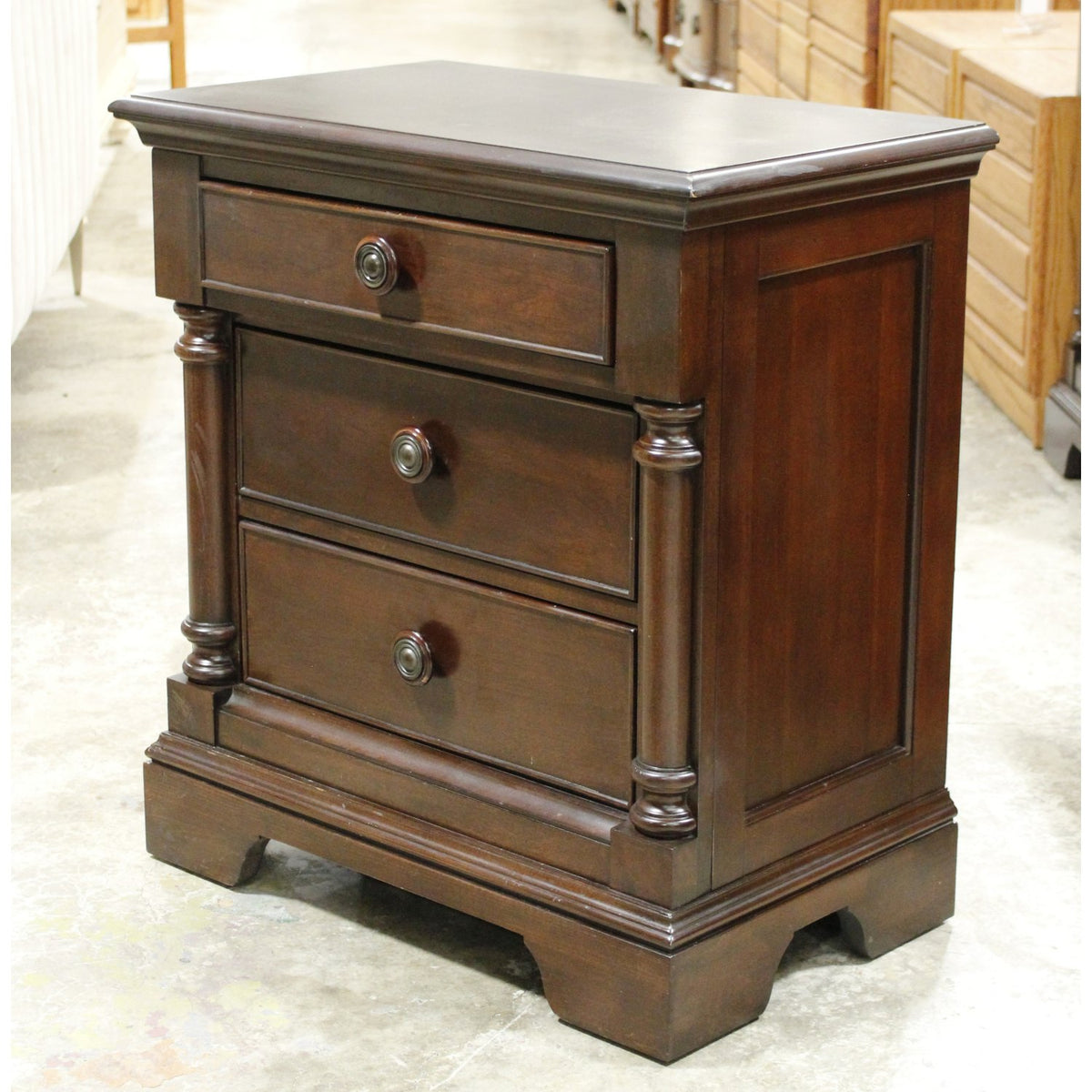 3 Drawer Nightstand w/Pillars