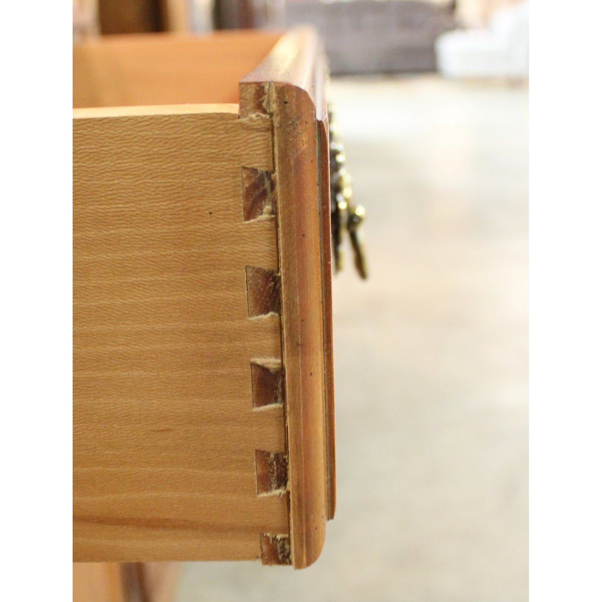 Thomasville Display Shelf w/Cabinet