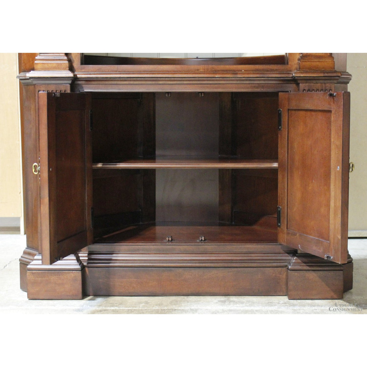 Corner Cabinet w/Shell Top