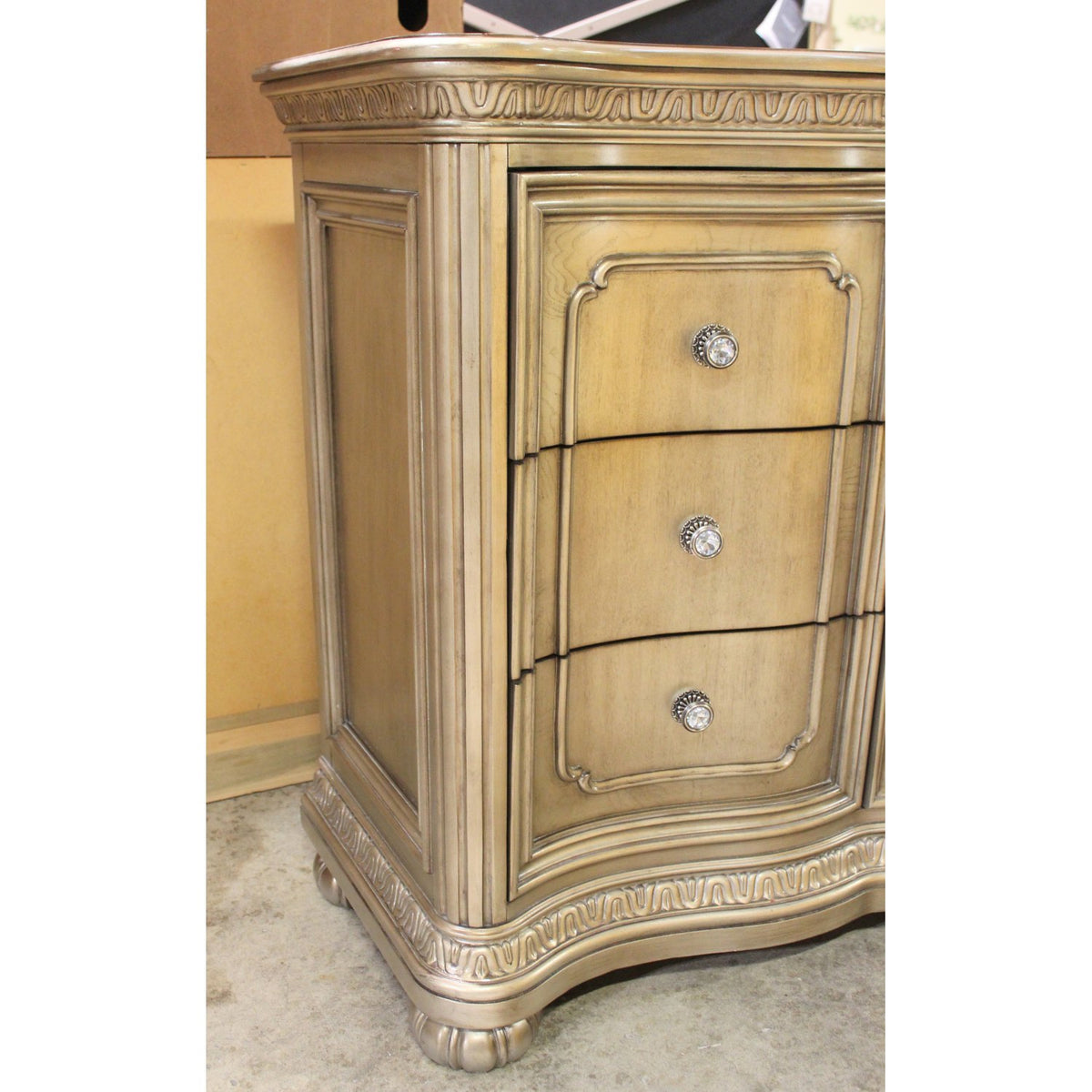 Flexsteel 'San Cristobal' Triple Dresser