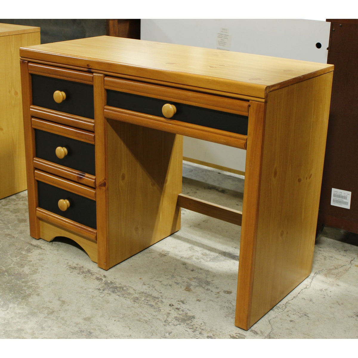Single Pedestal Desk w/Interchangable Drawer Fronts