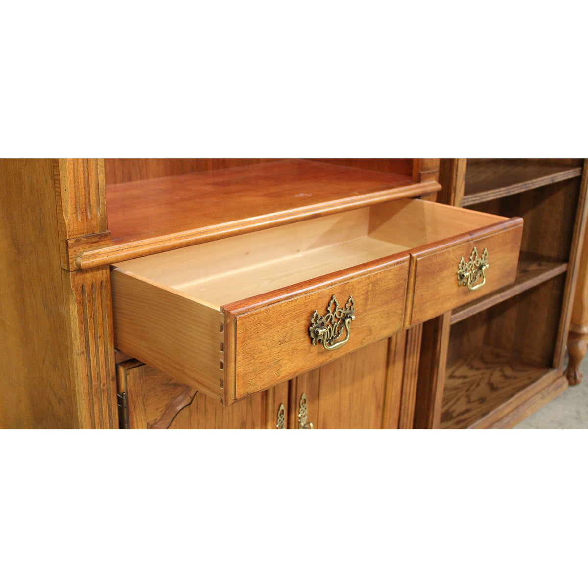 Thomasville Display Shelf w/Cabinet