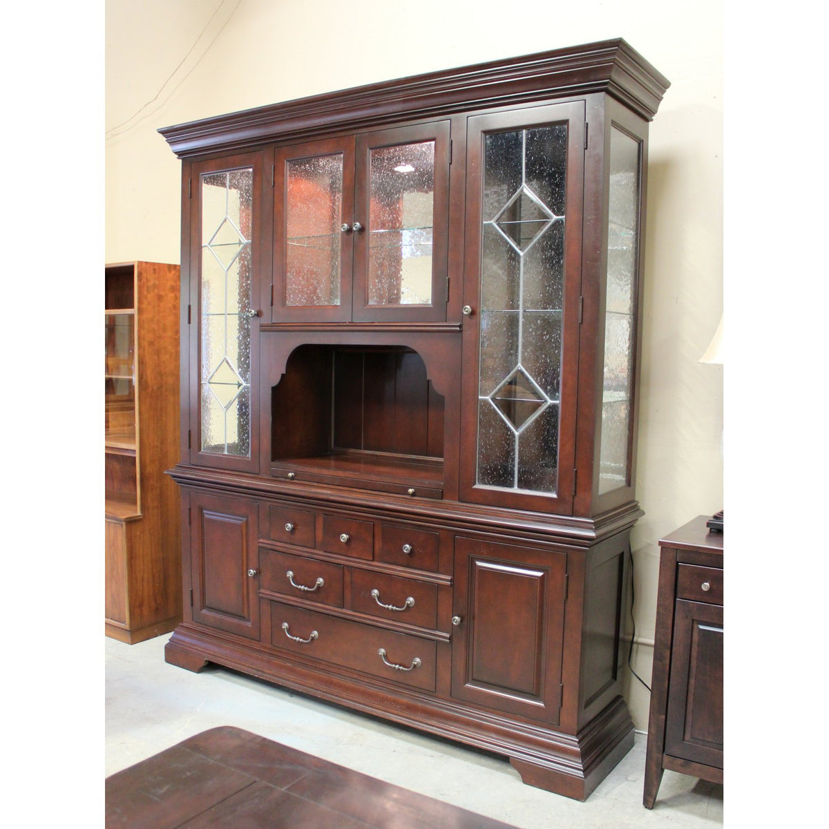 Stanley Furniture Seeded Glass Door China Cabinet