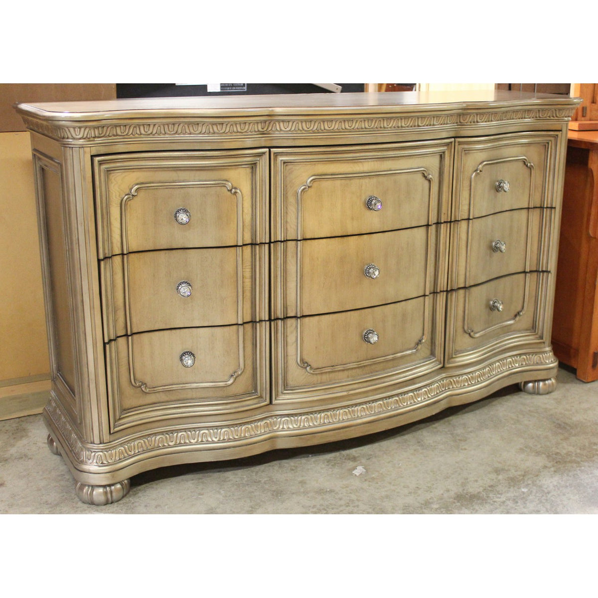 Flexsteel 'San Cristobal' Triple Dresser
