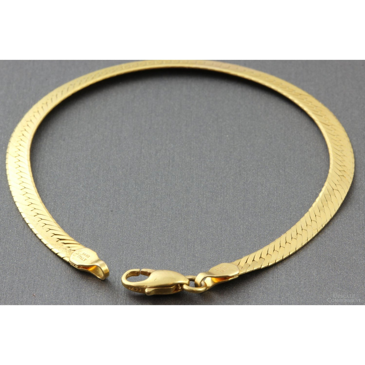 14K Yellow Gold 5mm(w) Flat Herringbone Chain Bracelet