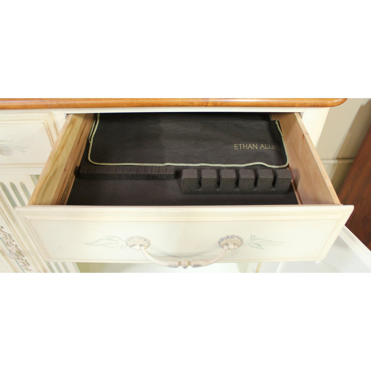 Ethan Allen Sideboard w/Hutch