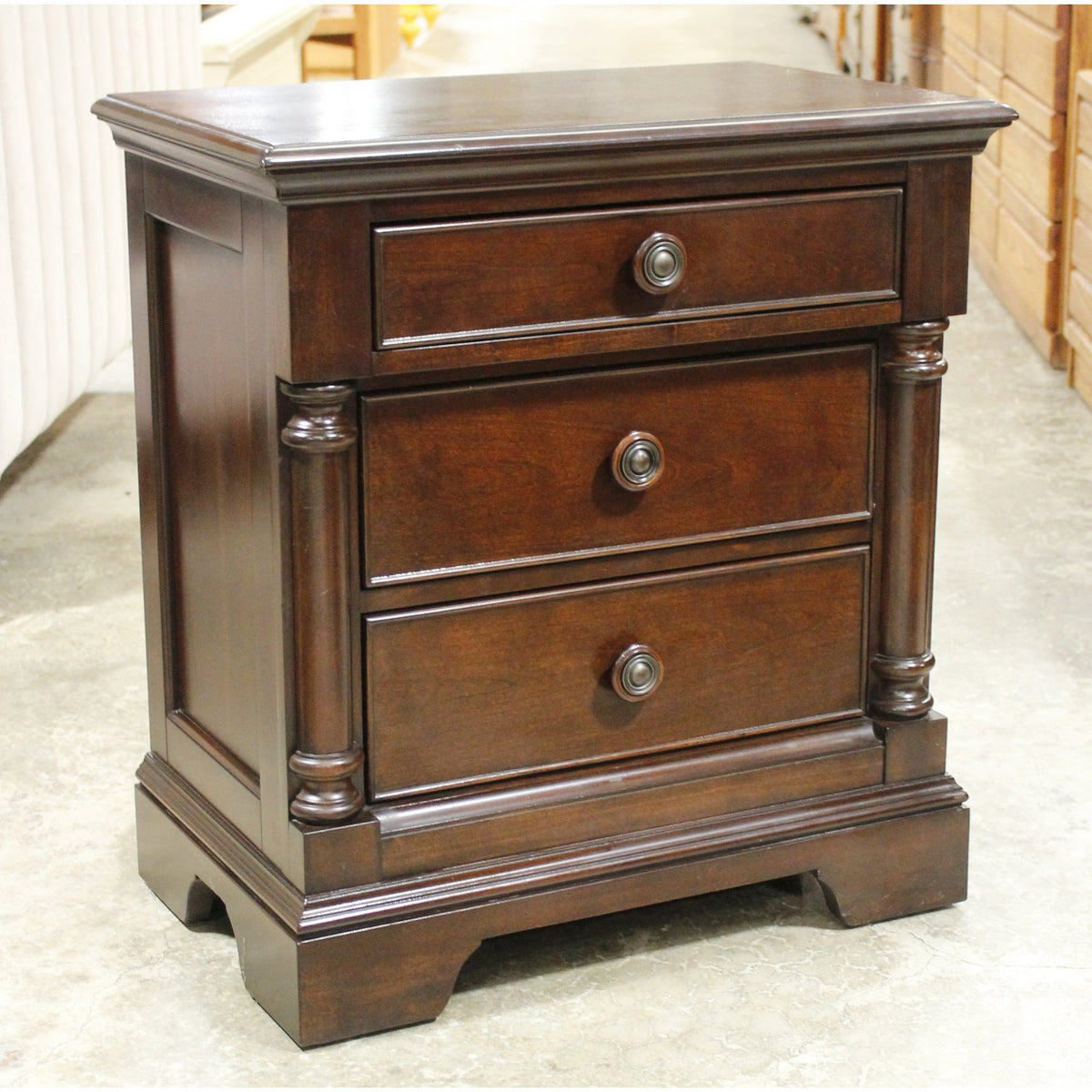 3 Drawer Nightstand w/Pillars