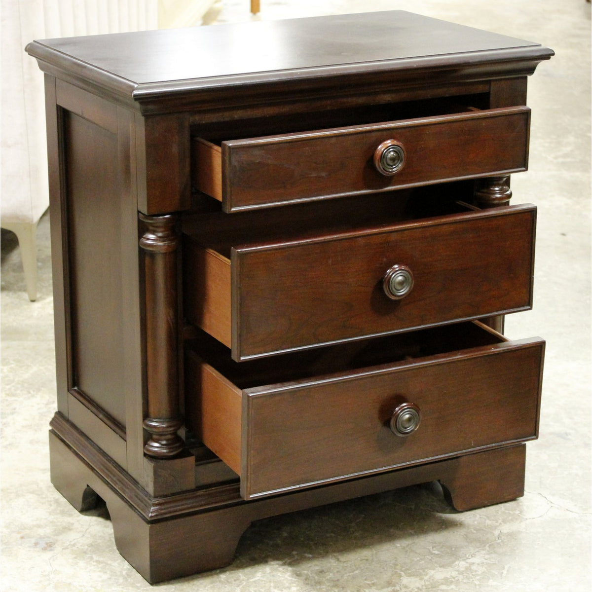 3 Drawer Nightstand w/Pillars