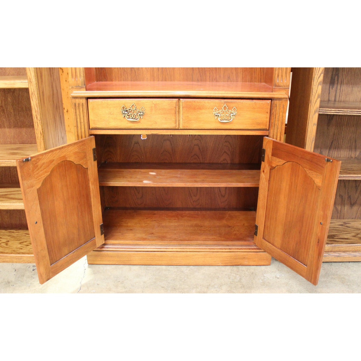 Thomasville Display Shelf w/Cabinet