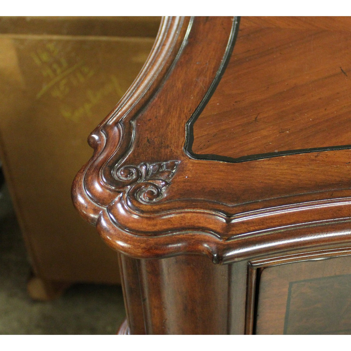 Serpentine Triple Dresser w/Mirror