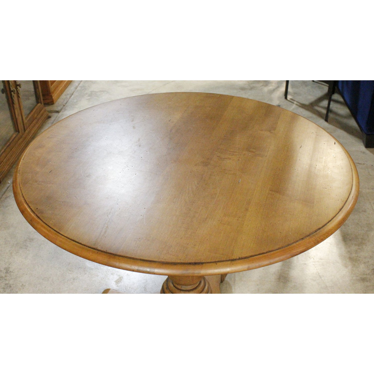 Ethan Allen 'New Country' Round Pedestal Accent Table