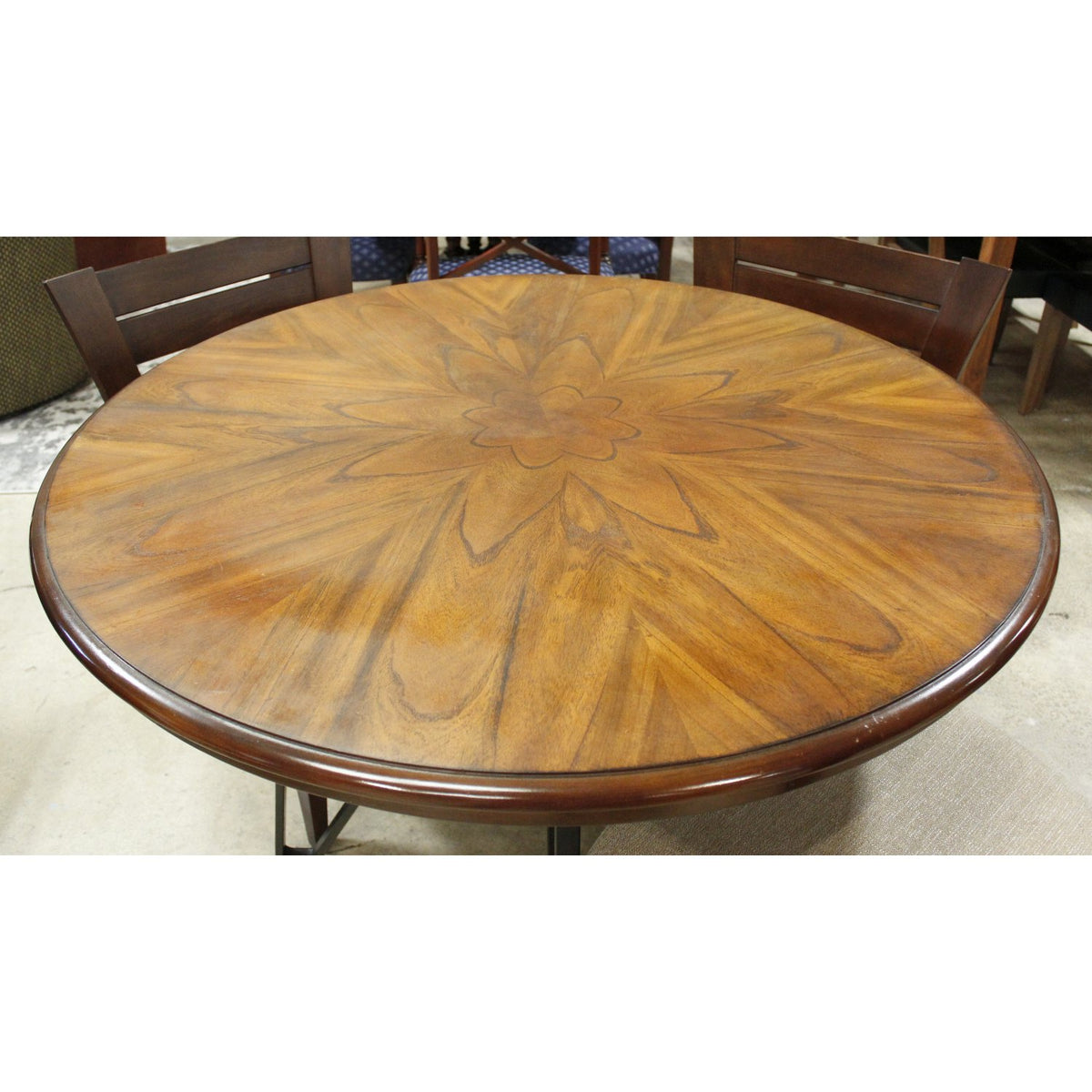 Round Starburst Table w/4 Chairs